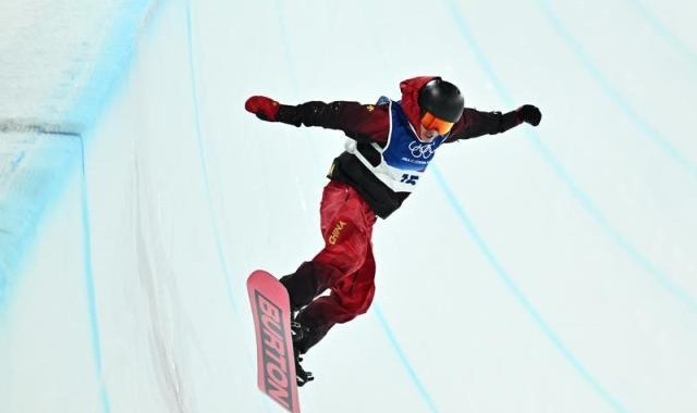 B体育下载-突破！王梓阳闯入单板滑雪男子U型场地技巧决赛