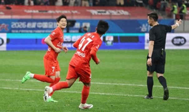 B体育官网-302天蛰伏，8分钟绽放！武磊满血归来，海港有救了！|上海海港|青岛西海岸|康复|球队|训练_新浪体育_新浪新闻