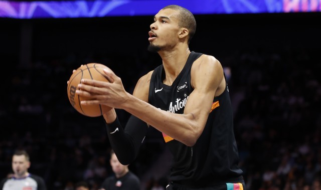 b体育官网首页-手感滚烫！文班上半场飚中5记三分 多于独行侠全队4记三分