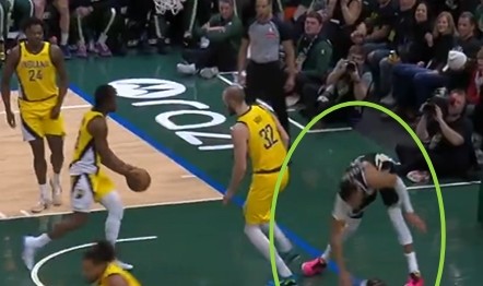 B体育-崴脚+膝盖过度伸展？字母哥扣篮落地失衡 捂着左腿缺战末节